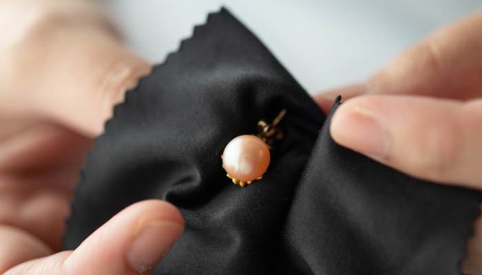 چطور گوشواره طلا را تمیز کنیم ؟