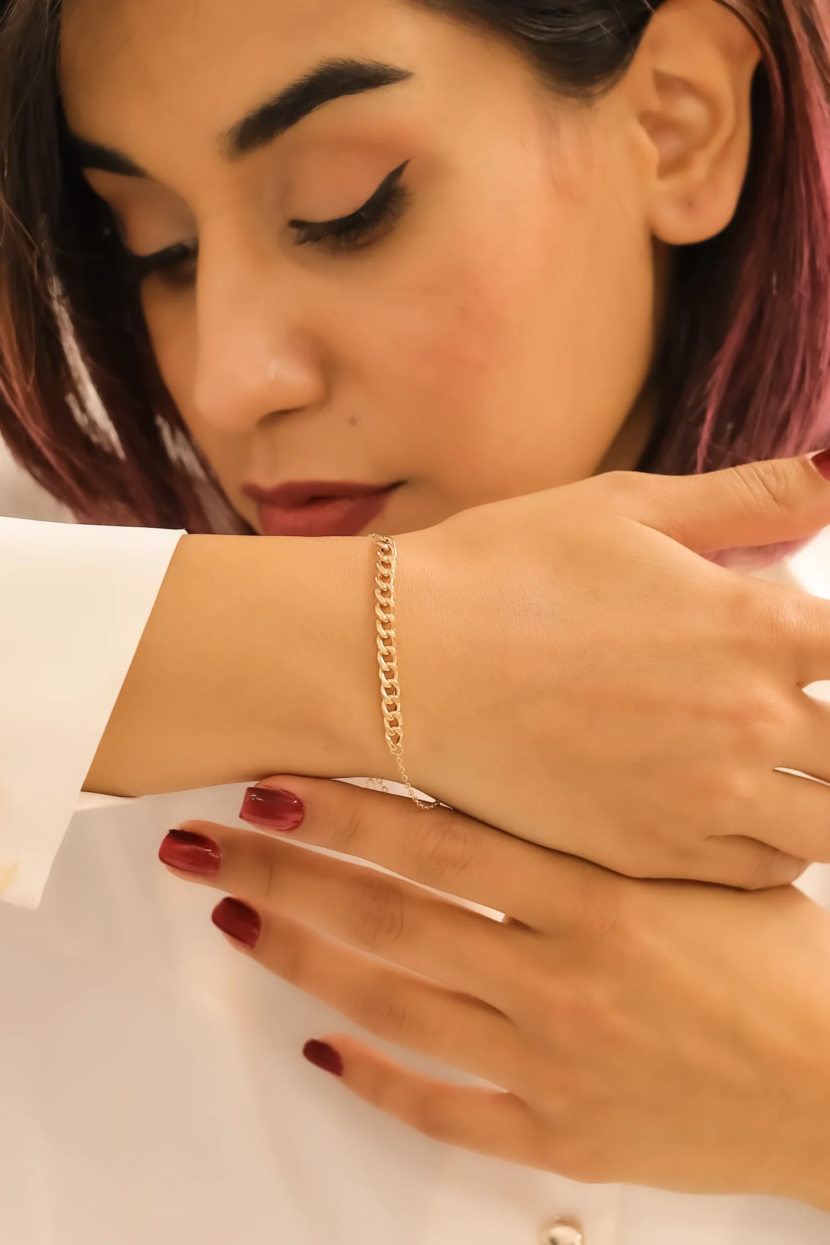 IMG_9906 دستبند طلا کارتیر مینیمال - تصویر 2